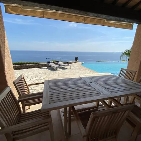 Avec Piscine A Debordement Et Climatisation, Cote D'azur Villa Les Issambres